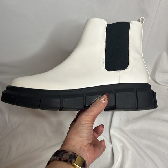 BP. Niya Lug sole Chelsea boot in white - Picture 8 of 11